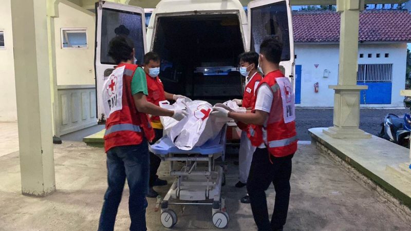 Petugas saat melakukan evakuasi korban ditemukan meninggal dirumahnya di Purworejo.