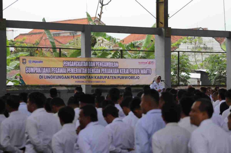 1.220 tenaga honorer di lingkungan Pemkab Purworejo resmi menerima Surat Keputusan (SK) Pengangkatan PPPK Paruh Waktu tahun 2025