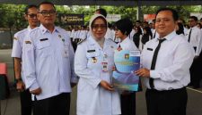 Bupati Purworejo, Yuli Hastuti menyerahkan SK pengangkatan PPPK Paruh Waktu Tahun 2025.