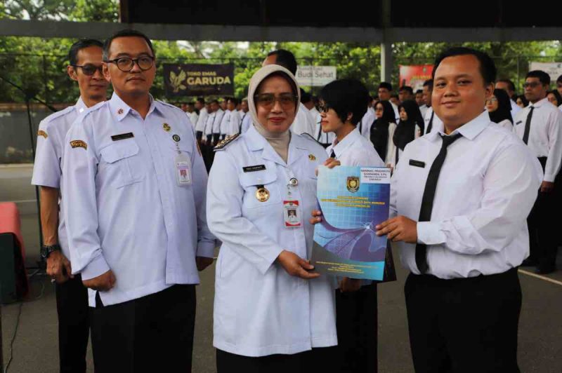 Bupati Purworejo, Yuli Hastuti menyerahkan SK pengangkatan PPPK Paruh Waktu Tahun 2025.