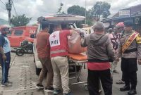 Petugas PMI Purworejo bersama kepolisian saat mengevakuasi jenazah.