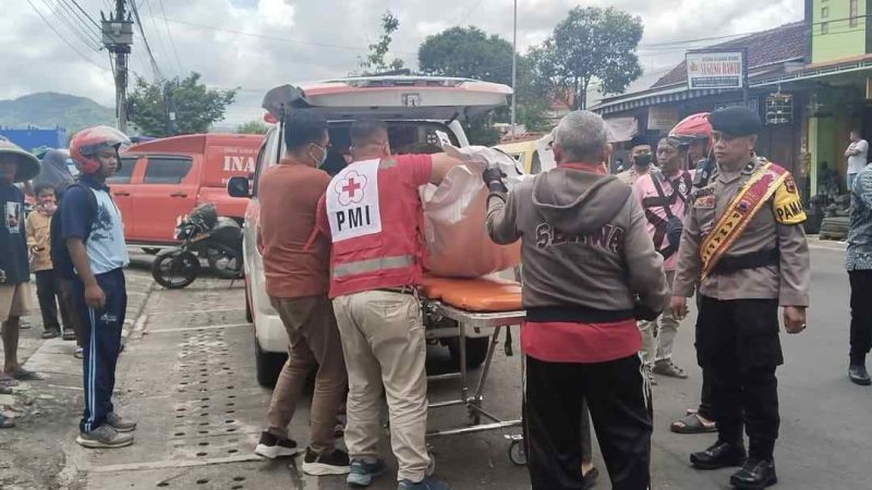 Petugas PMI Purworejo bersama kepolisian saat mengevakuasi jenazah.