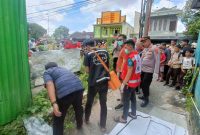 Petugas gabungan mengevakuasi korban yang meninggal mendadak dan masuk selokan di wilayah Purworejo.