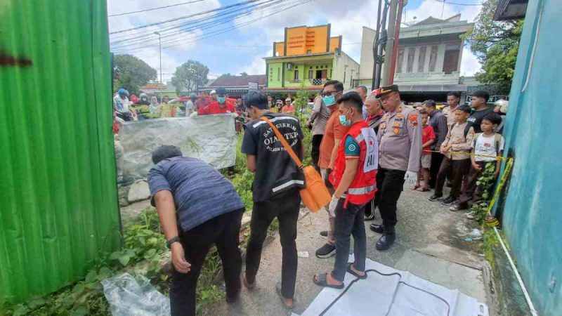 Petugas gabungan mengevakuasi korban yang meninggal mendadak dan masuk selokan di wilayah Purworejo.