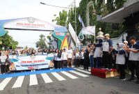 Bupati Purworejo, YulibHastuti melepas peserta Jalan Sehat HUT ke 80 PGRI Purworejo.