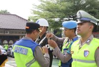 Kapolres Purworejo, AKBP Andry Agustiano menyematkan pita kepada petugas Operasi Zabra Candi 2025.