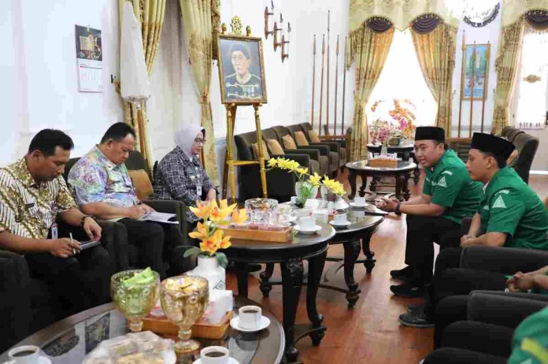 Bupati Purworejo, Yuli Hastuti saat menerima langsung rombongan GP Ansor di Rumah Dinas Bupati.