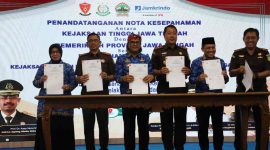 Penandatanganan perjanjian kerja sama (PKS) dengan Kejaksaan Negeri se-Jawa Tengah di Gedung Gradhika Bhakti Praja, Semarang, Senin (1/12/2025).