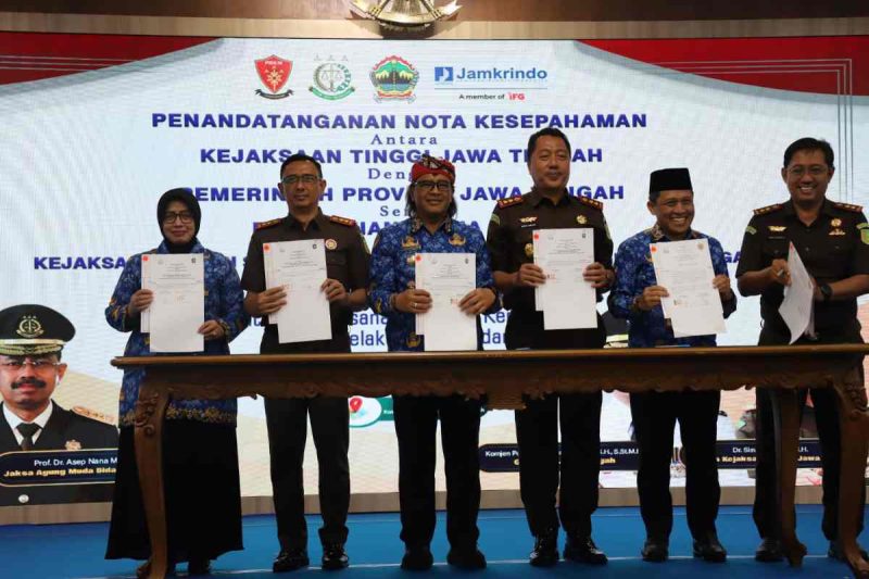 Penandatanganan perjanjian kerja sama (PKS) dengan Kejaksaan Negeri se-Jawa Tengah di Gedung Gradhika Bhakti Praja, Semarang, Senin (1/12/2025).