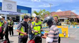 Petugas Kepolisian memeriksa kelengkapan surat berkendara dalam Operasi Zabra Candi 2025 di Purworejo.