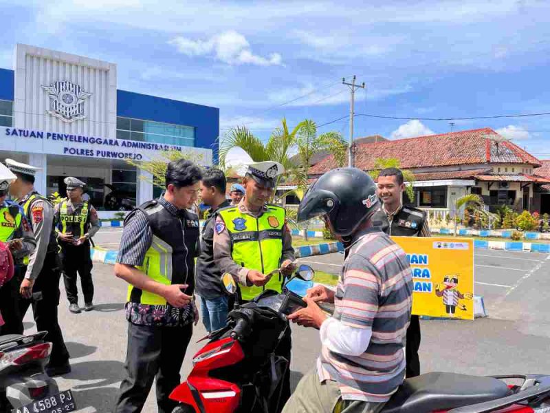 Petugas Kepolisian memeriksa kelengkapan surat berkendara dalam Operasi Zabra Candi 2025 di Purworejo.