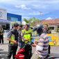 Petugas Kepolisian memeriksa kelengkapan surat berkendara dalam Operasi Zabra Candi 2025 di Purworejo.