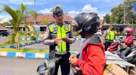 Petugas Kepolisian memeriksa kelengkapan surat berkendara dalam Operasi Zabra Candi 2025 di Purworejo.