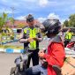 Petugas Kepolisian memeriksa kelengkapan surat berkendara dalam Operasi Zabra Candi 2025 di Purworejo.