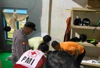 Petugas gabungan saat mengevakuasi Warga Kemiri Ditemukan Meninggal di Mess Pekerja di Loano Purworejo.