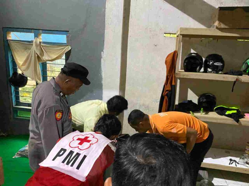 Petugas gabungan saat mengevakuasi Warga Kemiri Ditemukan Meninggal di Mess Pekerja di Loano Purworejo.