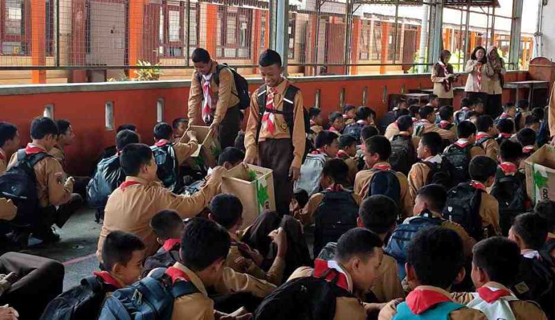 ratusan siswa SMP Negeri 33 Purworejo turut bergerak menggalang donasi untuk membantu para penyintas bencana yang terjadi sejak akhir November 2025 itu.