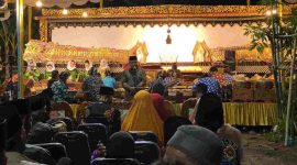 Pagelaran wayang kulit kolosal 'Sesaji Rojo Suyo' di Desa Kalimati, Kecamatan Pituruh, Sabtu (6/12/2025).