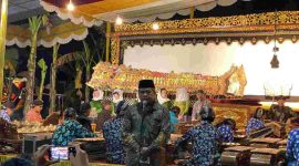 Anggota DPRD Provinsi Jawa Tengah Amir Masduki dari Fraksi PKS pagelaran Wayang Kulit kolosal bertajuk 'Sesaji Rojo Suyo', yang digelar oleh Kelompok Kesenian Madyo Laras Purworejo.