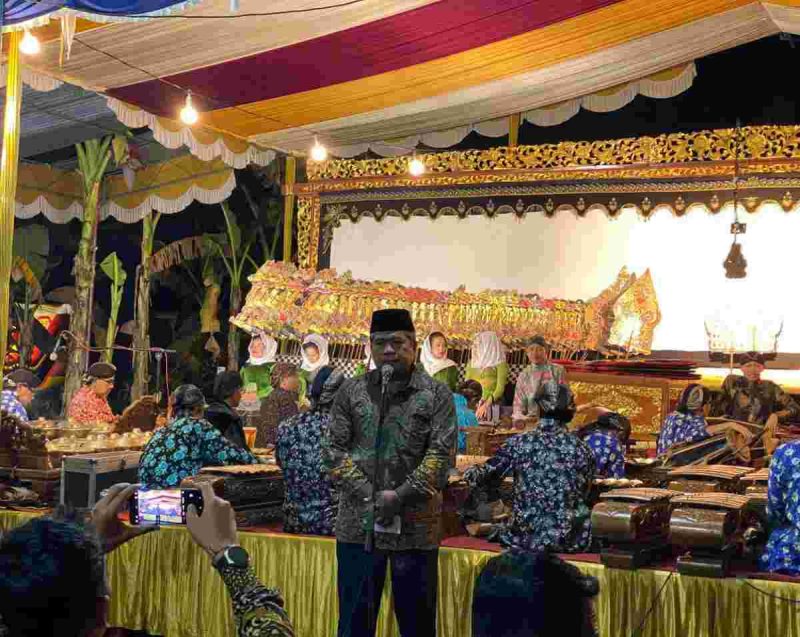 Anggota DPRD Provinsi Jawa Tengah Amir Masduki dari Fraksi PKS pagelaran Wayang Kulit kolosal bertajuk 'Sesaji Rojo Suyo', yang digelar oleh Kelompok Kesenian Madyo Laras Purworejo.