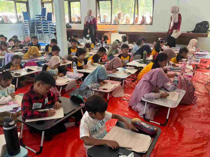 Ratusan anak dari berbagai daerah tampak antusias mengikuti Semarak Kompetisi Anak Prestasi 2025, ajang tahunan yang memperebutkan Piala Ketua DPRD Purworejo.