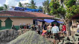 Warga bergotong royong pengecoran dak lantai dua Masjid Al-Alamin, yang saat ini tengah melalui tahap renovasi.