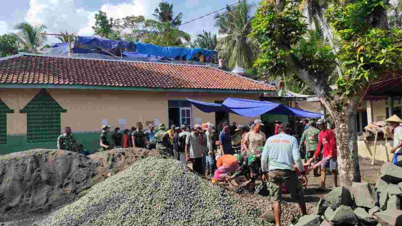 Warga bergotong royong pengecoran dak lantai dua Masjid Al-Alamin, yang saat ini tengah melalui tahap renovasi.