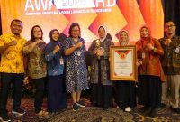 Bupati Purworejo, Yuli Hastuti menerima langsung penghargaan pada ajang Innovative Government Award (IGA) 2025 yang digelar di Jakarta, Rabu (10/12/2025)