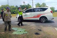Petugas Satlantas Polres Purworejo sedang melakukan oleh TKP laka lantas di Banyuurip.