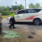Petugas Satlantas Polres Purworejo sedang melakukan oleh TKP laka lantas di Banyuurip.
