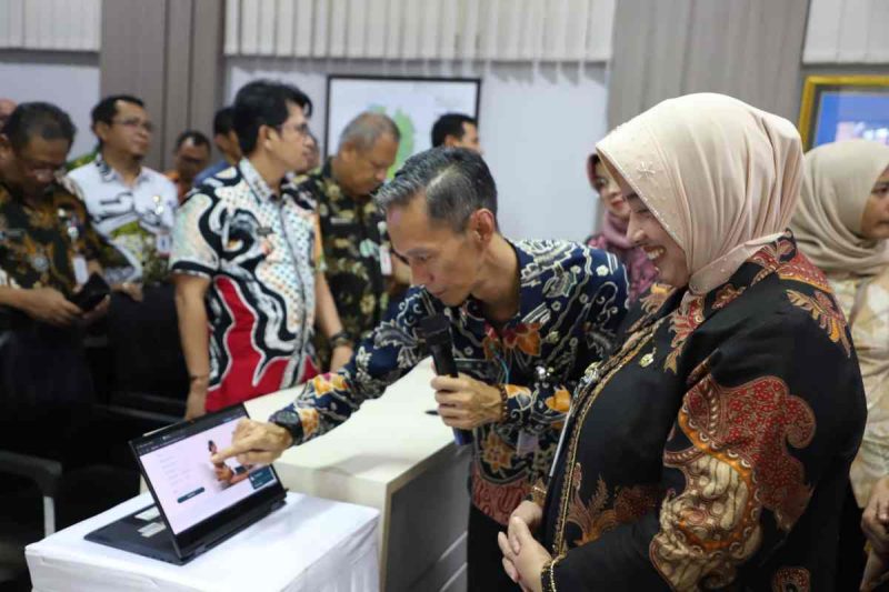 Bupati Yuli Hastuti dalam acara peluncuran dua layanan digital terbaru, yaitu Sistem Informasi Kompetensi dan Pengembangan Terintegrasi ASN (Sinergi ASN) dan Sarana Pendamping ASN (Sapa ASN).