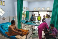 Korban jembatan gantung putus di Purworejo saat menjalani rawat di Puskesmas.