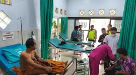 Korban jembatan gantung putus di Purworejo saat menjalani rawat di Puskesmas.
