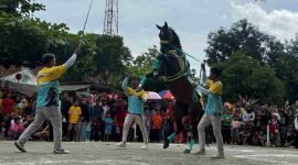 Festival Atraksi Kuda Bupati Cup dan Bazar UMKM 2025 yang berlangsung selama dua hari, Sabtu–Minggu (13–14 Desember 2025), di halaman Kantor Kecamatan Kemiri.