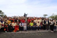 Paguyuban Irama Jalan Kaki (Ijarki) memadati area pantai untuk berwisata sekaligus memperingati HUT ke-6 komunitas tersebut.