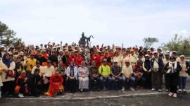 Paguyuban Irama Jalan Kaki (Ijarki) memadati area pantai untuk berwisata sekaligus memperingati HUT ke-6 komunitas tersebut.