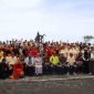 Paguyuban Irama Jalan Kaki (Ijarki) memadati area pantai untuk berwisata sekaligus memperingati HUT ke-6 komunitas tersebut.
