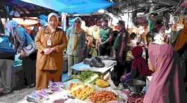 Bupati Purworejo, Yuli Hastuti saat monitoring di sejumlah pasar tradisional.