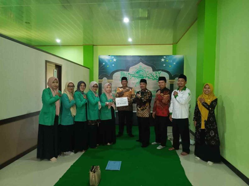 PC Fatayat NU Kabupaten Purworejo menyalurkan bantuan dana senilai Rp25.110.000 melalui Lembaga Amil Zakat, Infak, dan Sedekah Nahdlatul Ulama (LazisNU) PC NU Purworejo.