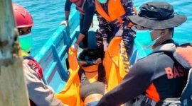 Petugas saat mengevakuasi pelajar yang ditemukan tewas setelah menghilang terseret ombak di Pantai Dewaruci Purworejo.