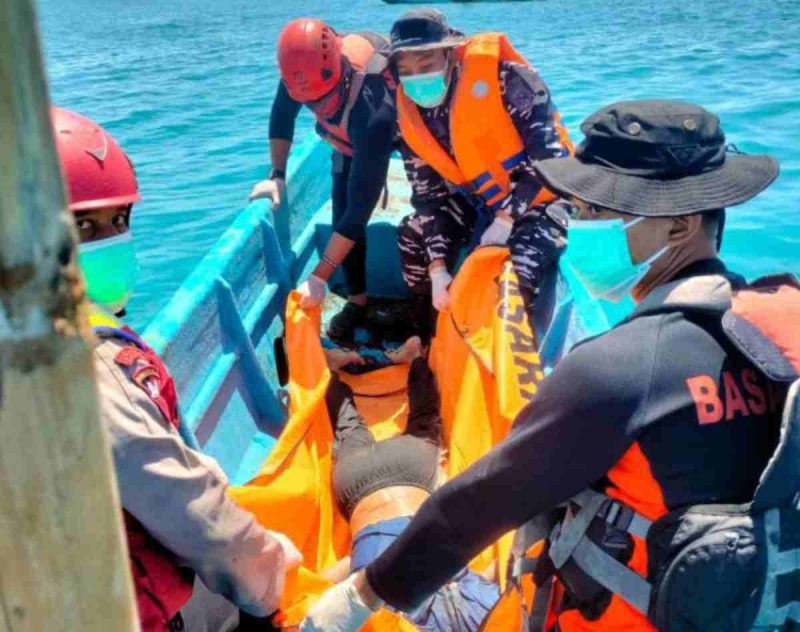 Petugas saat mengevakuasi pelajar yang ditemukan tewas setelah menghilang terseret ombak di Pantai Dewaruci Purworejo.