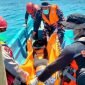 Petugas saat mengevakuasi pelajar yang ditemukan tewas setelah menghilang terseret ombak di Pantai Dewaruci Purworejo.