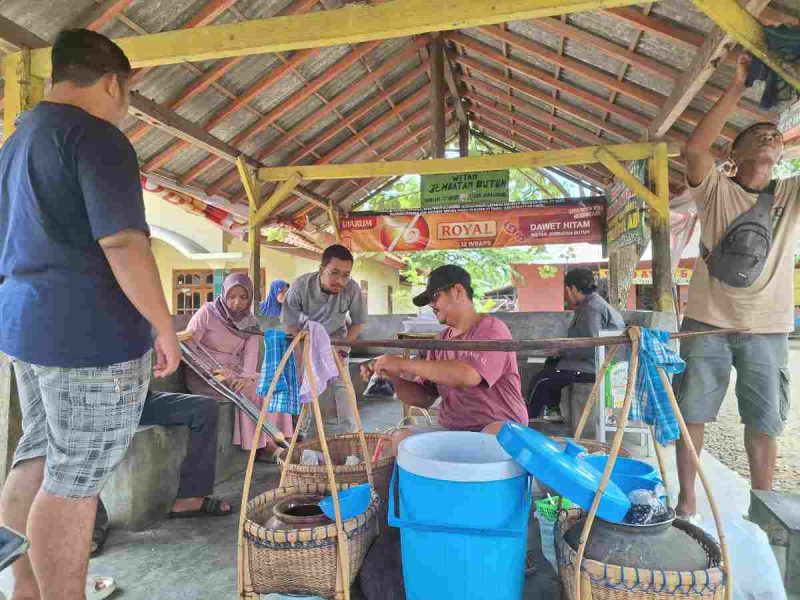 Minuman tradisional yang namanya unik sekaligus melegenda, yaitu Dawet Jembut Kecabut.