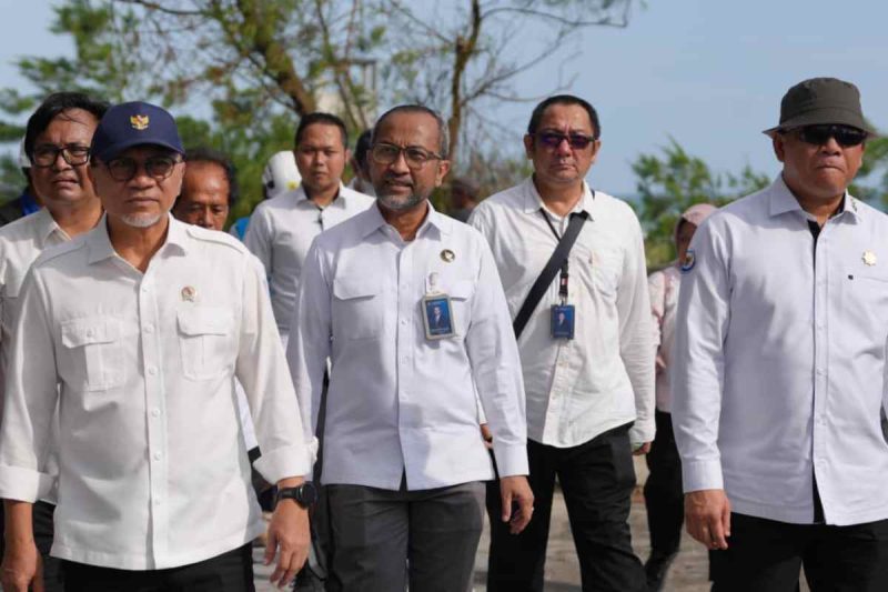Menteri Koordinator Bidang Pangan Zulkifli Hasan bersama Menteri Kelautan dan Perikanan Sakti Wahyu Trenggono meninjau progres pembangunan Kampung Nelayan Merah Putih (KNMP) di Kabupaten Purworejo, Jawa Tengah, Selasa (23/12/2025).