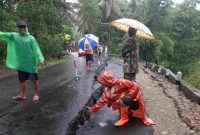 Petugas gabungan saat mengecek tanah bergerak di Kaligesing, Pituruh, Purworejo.