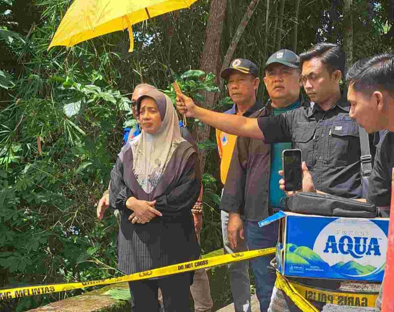 Bupati Purworejo, Yuli Hastuti meninjau sejumlah tanah longsor di Purworejo.