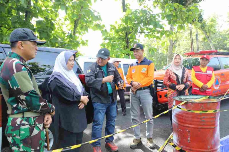 Kepala Dinas Bina Marga dan Cipta Karya (DBMCK) Provinsi Jawa Tengah, Ir. A.R. Hanung Triyono saat meninjau lokasi bersama Kepala BPJ Wilayah Magelang, Dewa Puji Santosa, ST, pada Minggu (29/12/2025).