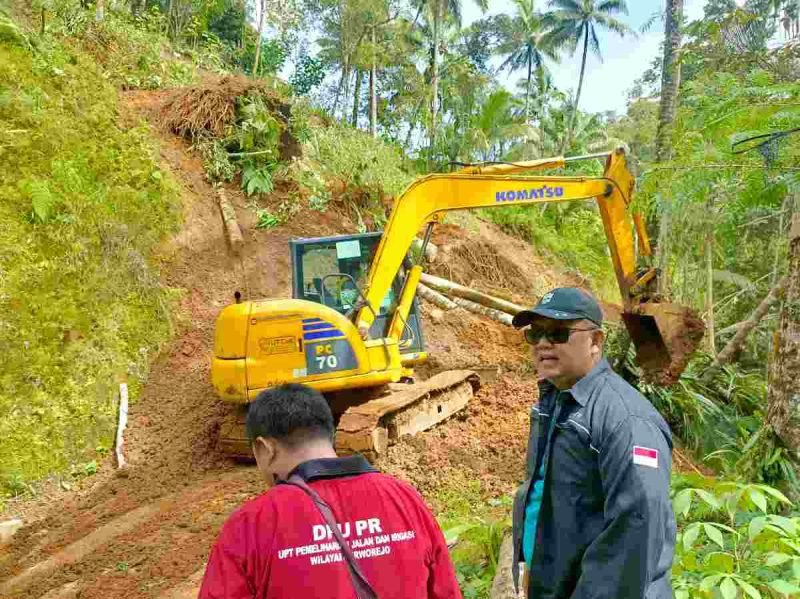 Kepala Dinas Pekerjaan Umum dan Penataan Ruang (DPUPR) Kabupaten Purworejo Suranto meninjau langsung lokasi longsor di ruas jalan Jatirejo–batas Daerah Istimewa Yogyakarta (DIY), Kecamatan Kaligesing, Minggu (28/12/2025).