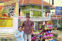 Penjual terompet bernama Budi Kurniawan (52), warga Desa Baledono, Kecamatan Purworejo