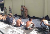 Satuan Polisi Pamong Praja (Satpol PP) bersama Dinas Pemadam Kebakaran (Damkar) Kabupaten Purworejo melakukan operasi penertiban terhadap sekelompok anak punk yang kerap berkumpul di kawasan Monumen Jenderal A. Yani, Selasa (30/12/2024).